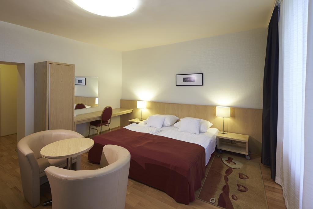 פץ' Hotel Laterum מראה חיצוני תמונה